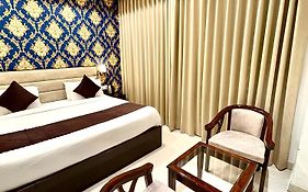 Hotel Lycoris Zirakpur Chandigarh !! Large Parking Space ! Luxury Rooms ! Ambala Chandigarh Highway